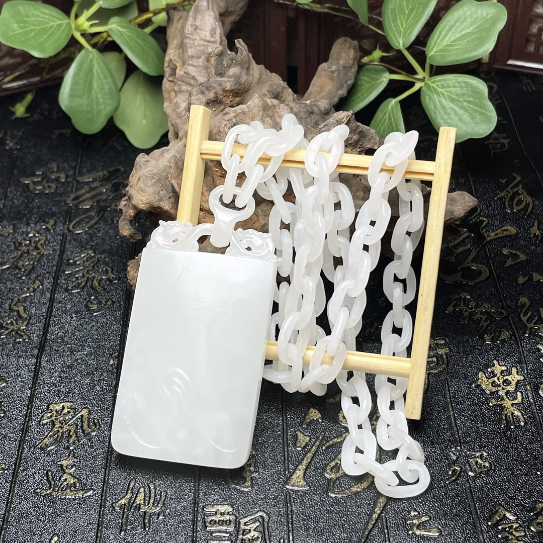 新疆和田玉白玉一体链挂件留皮光白籽 链条王树纯手工雕刻