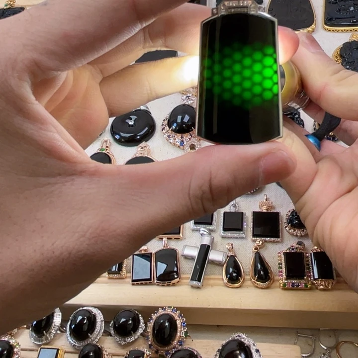 18K金镶嵌定制翡翠墨翠无事牌吊坠