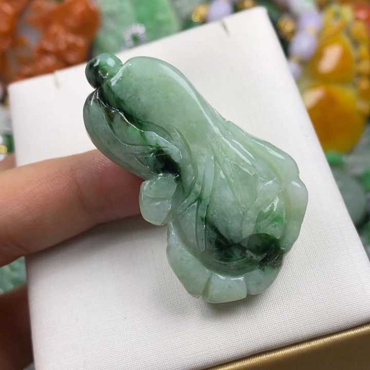 翡翠未镶嵌吊坠(赠链)