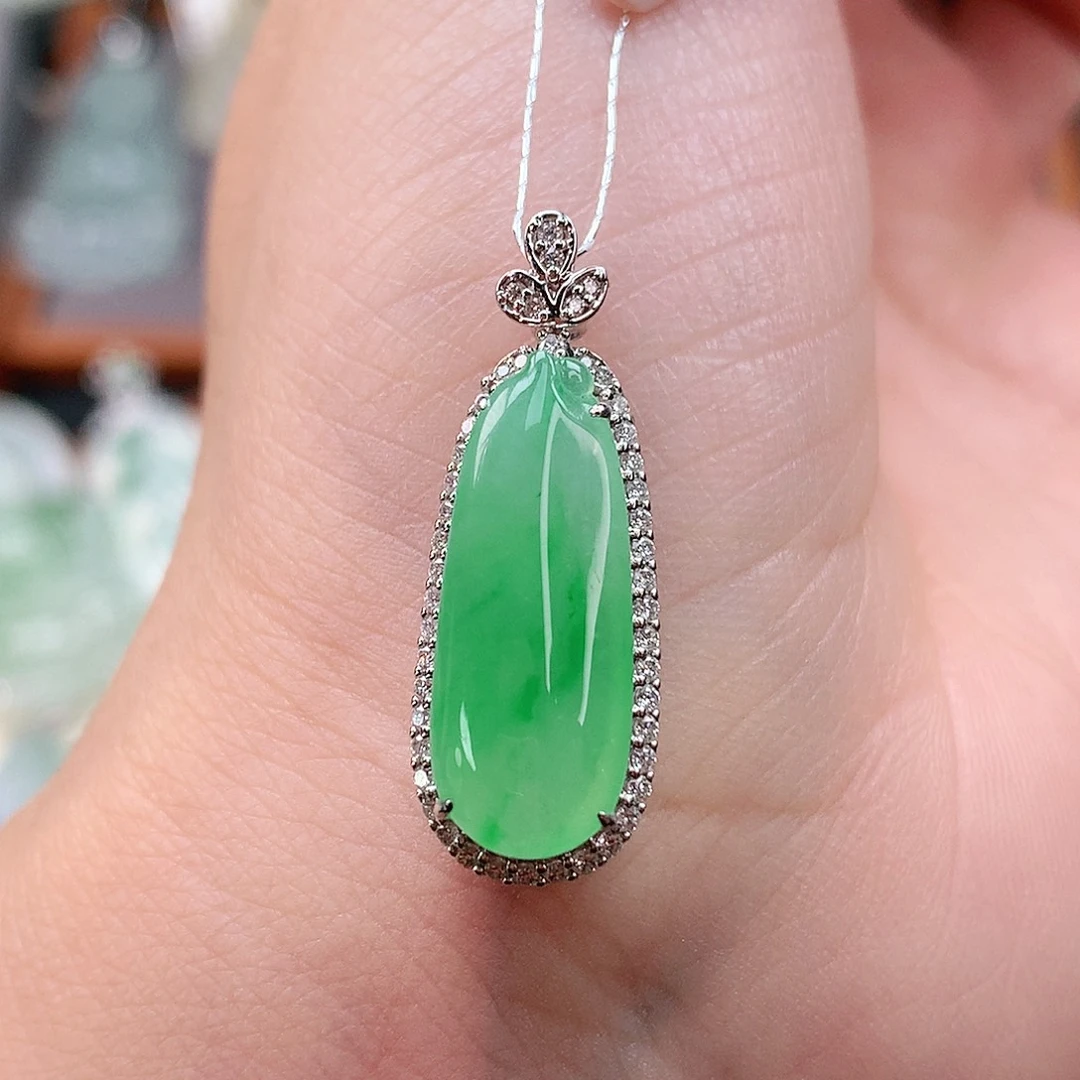 颈饰18K金镶嵌翡翠瓜