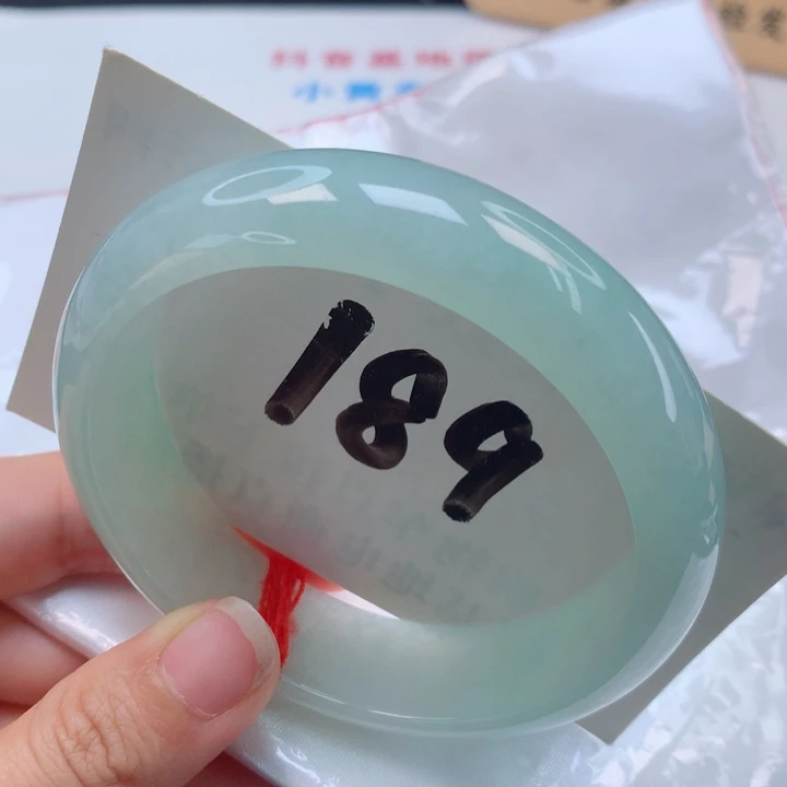 翡翠手镯未镶嵌满绿大轮胎