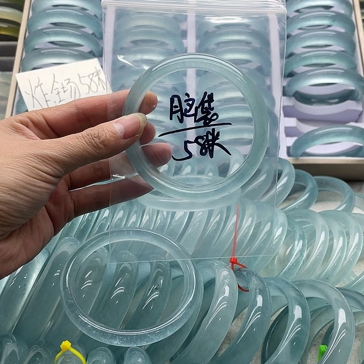 想***袋石英质玉未镶嵌手镯