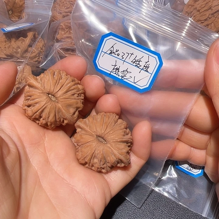 玉***）文玩核桃把件反反复复反反复复发