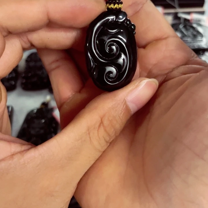 翡翠未镶嵌颈饰如意