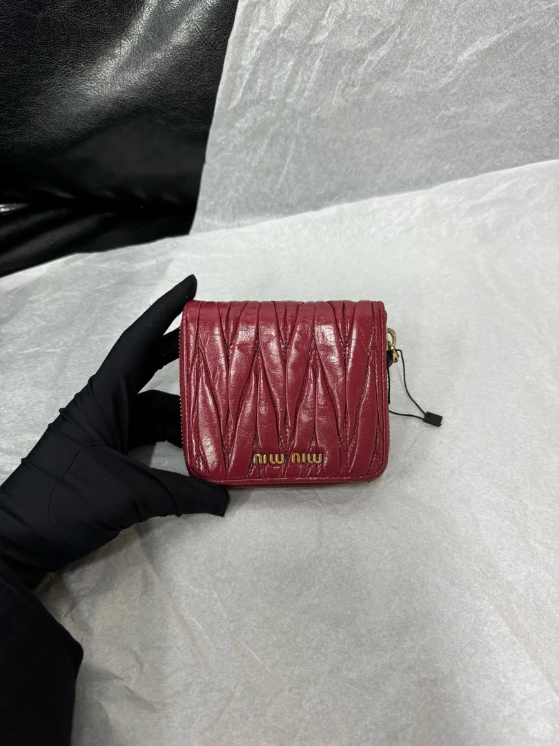 95新 MIU MIU/缪缪 miumiu 树莓红mini钱包