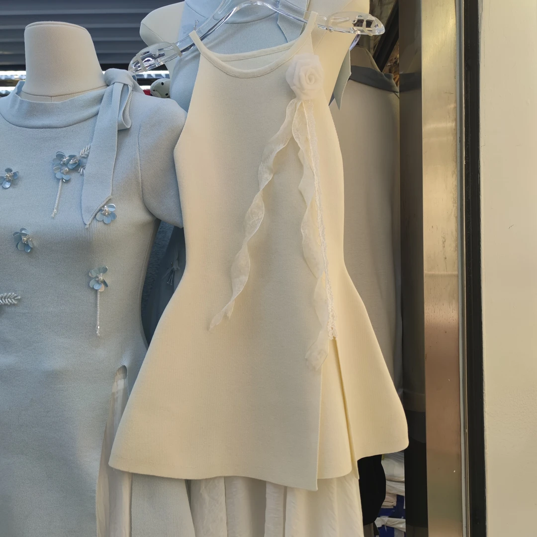 3809立体花朵装饰吊带小衫