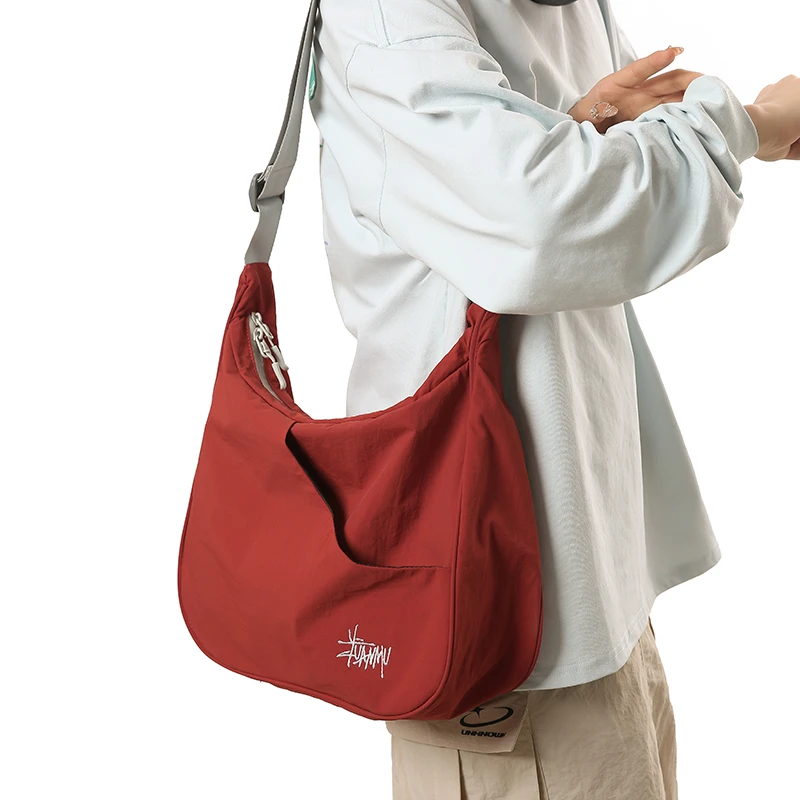 斜挎包原创小众单肩包男生日系休闲学生小挎包设计感通勤邮差包女