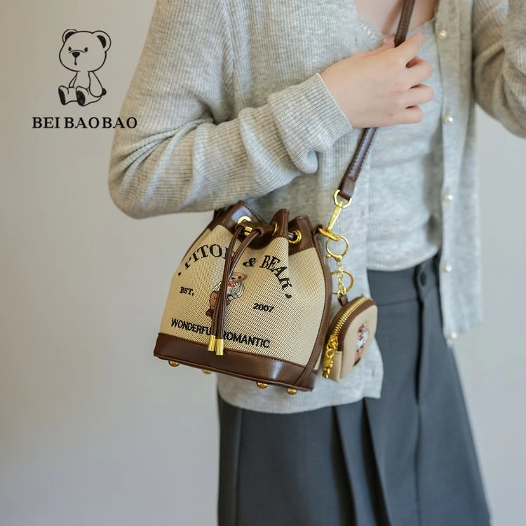 斜挎包每个女包都承载着您的独特故事斜挎包车缝线抽带8239