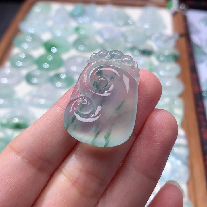 颈饰未镶嵌翡翠冰种飘花大如意