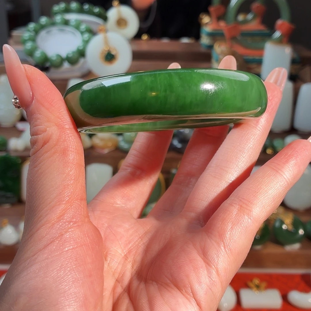 雪***娘和田玉未镶嵌手镯