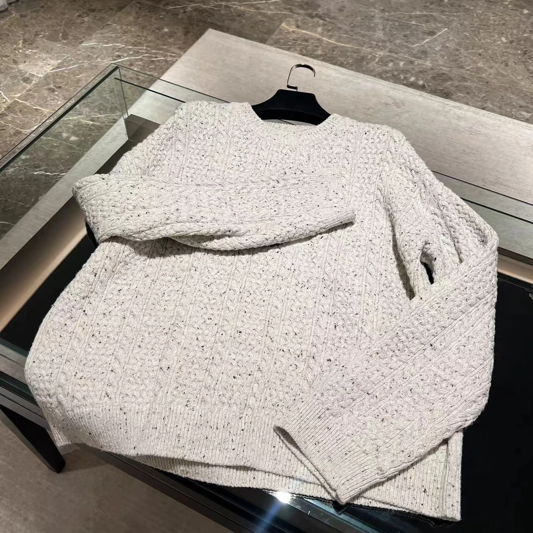 精致麻花编织杂谷白小熊猫毛衣