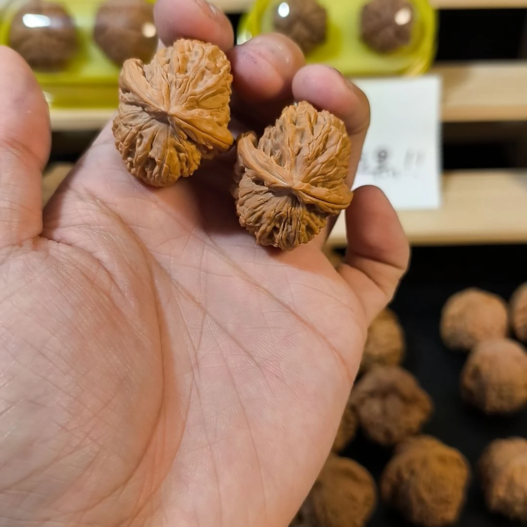 文玩核桃吊坠白狮子