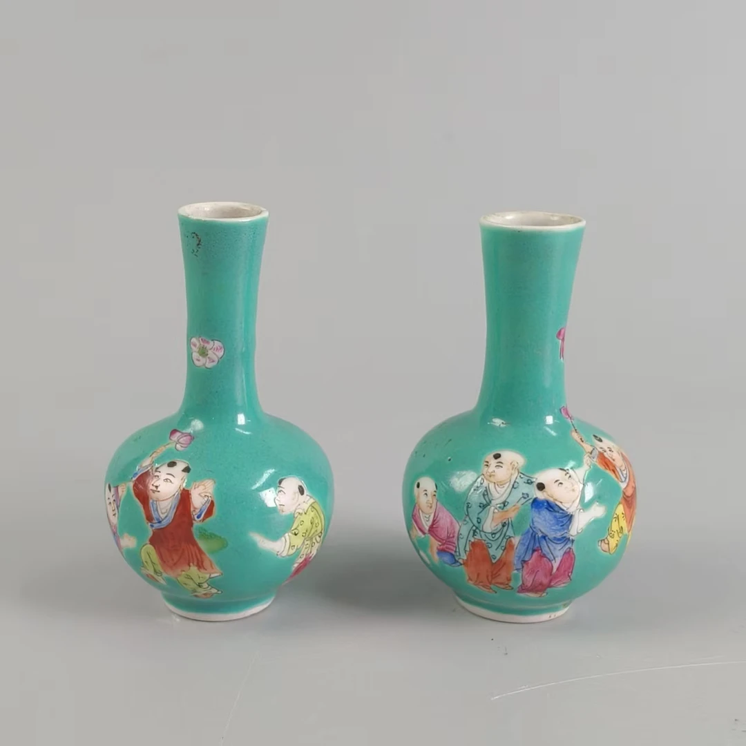 4080108 民 国 粉彩婴戏小天球瓶一对