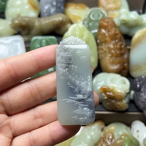 颈饰未镶嵌和田玉龍**人