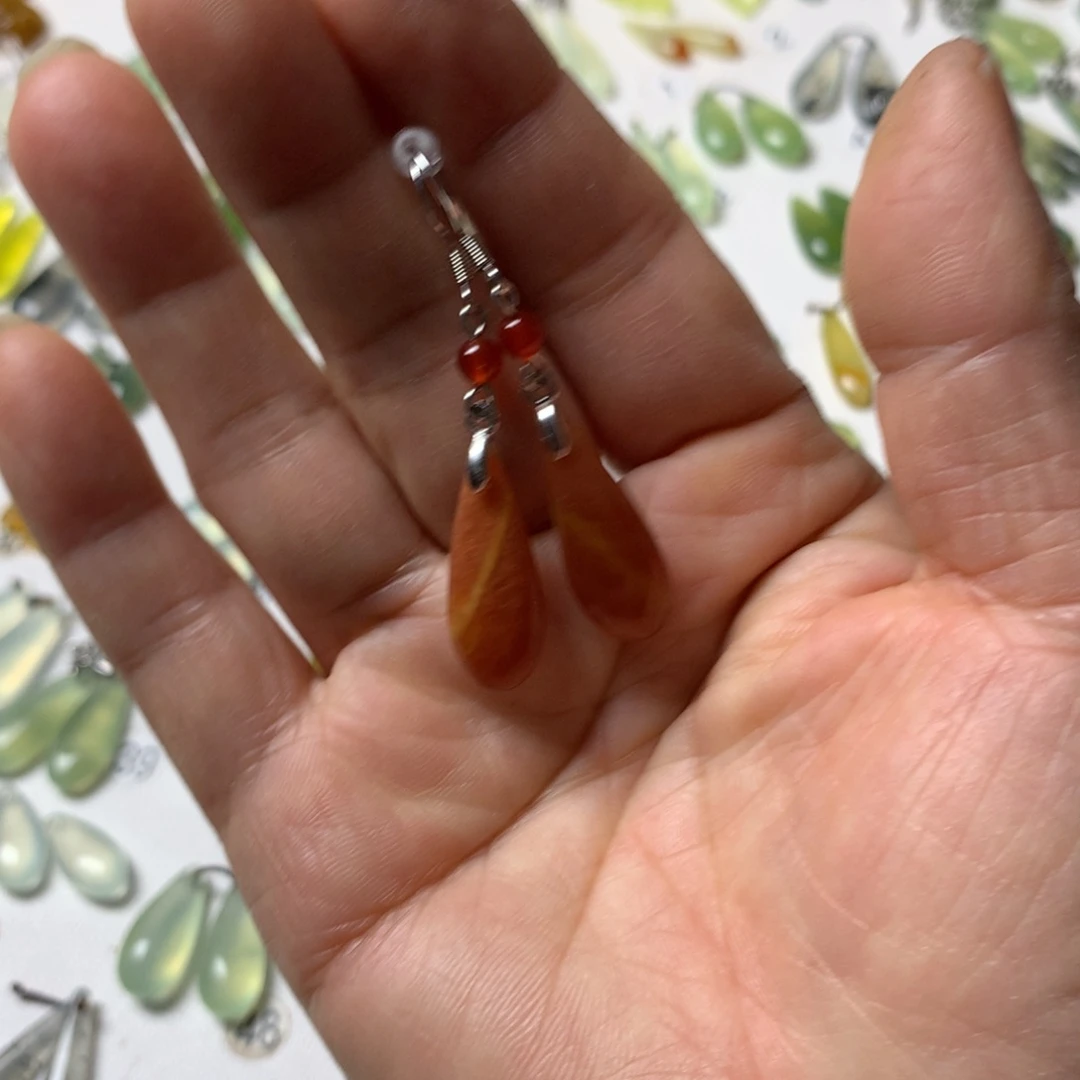 温***夏蛇纹石玉未镶嵌耳坠