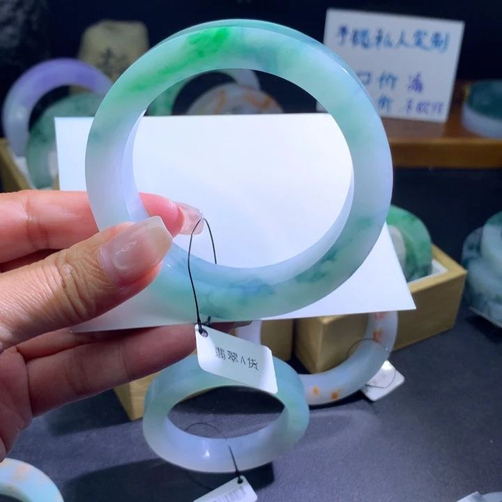 羽***伊定制翡翠未镶嵌翡翠手镯