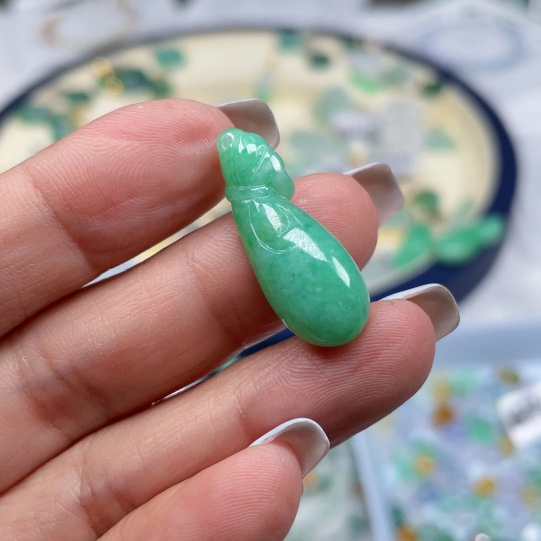 难****翡翠未镶嵌颈饰钱袋