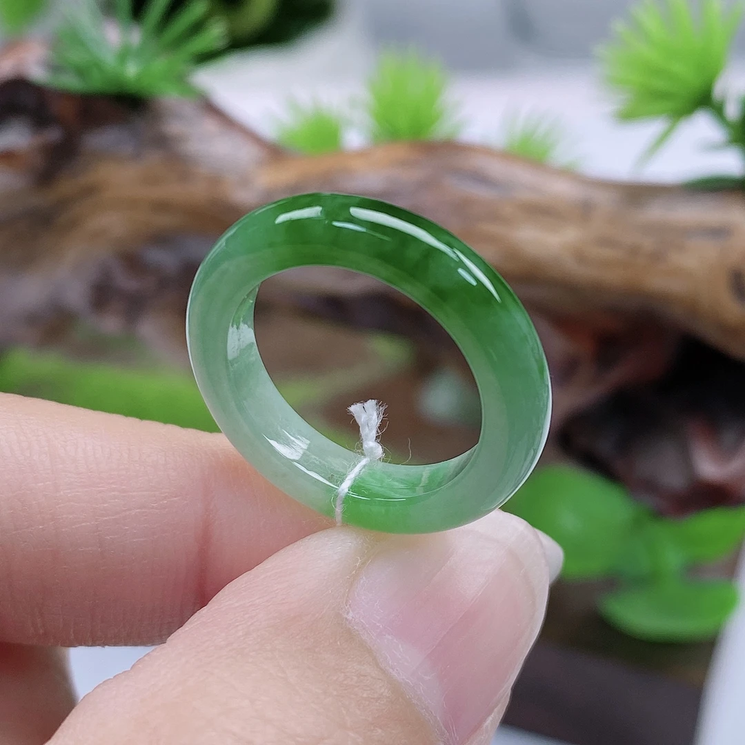 a579天然翡翠A货辣阳绿戒指11-12号圈口内直径16.1宽4.2厚3.6mm