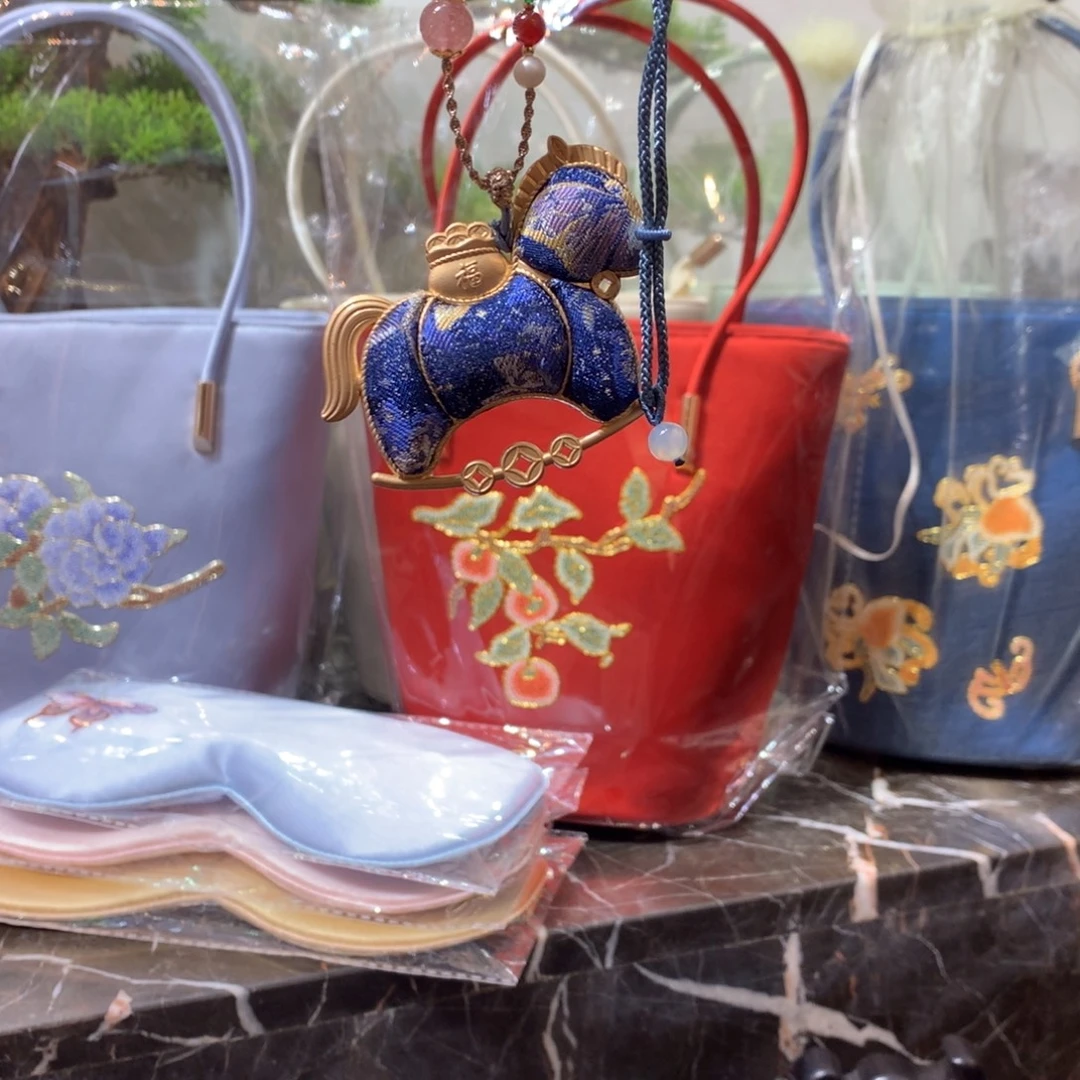 轩***@刺绣大马挂件红色