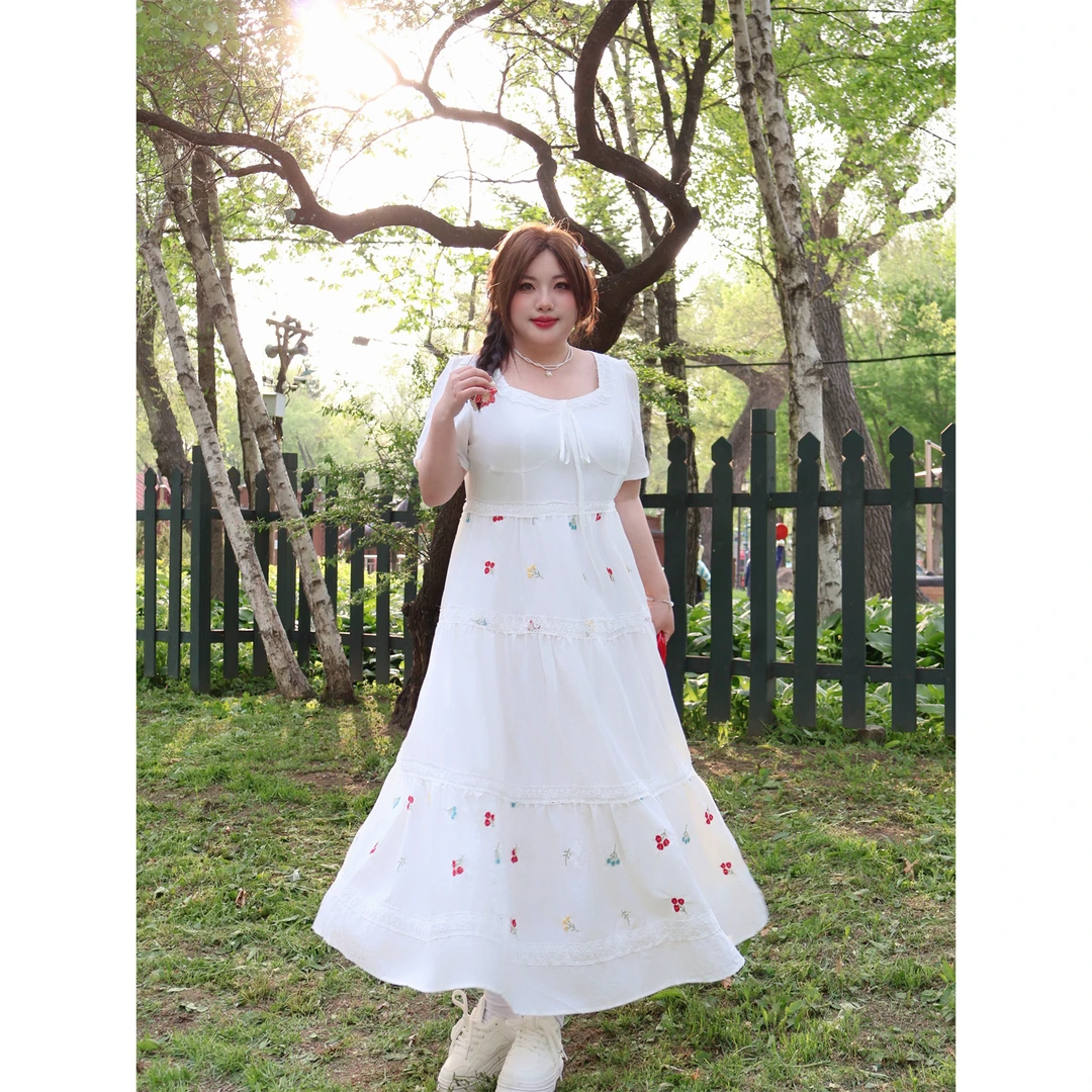 灯塔微光 / 法式复古白色刺绣连衣裙14836花契大码200斤胖mm夏季