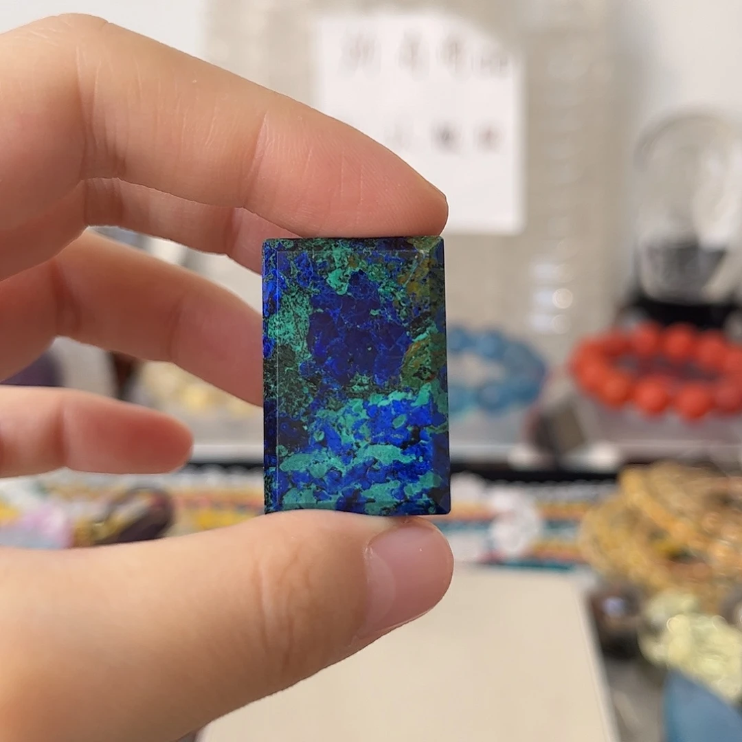 青金石未镶嵌颈饰矿坑