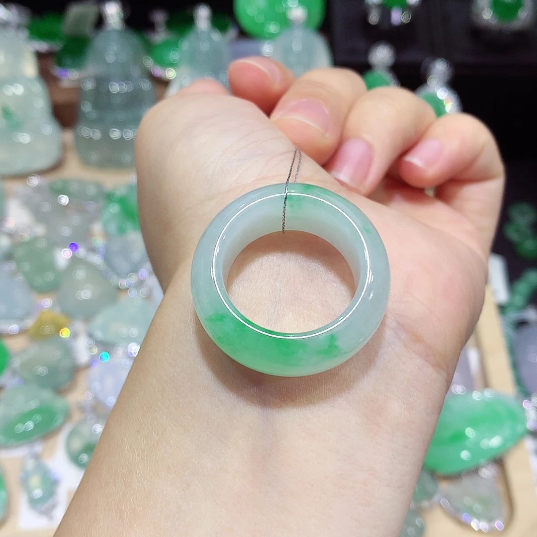 冯***英颈饰未镶嵌翡翠戒圈