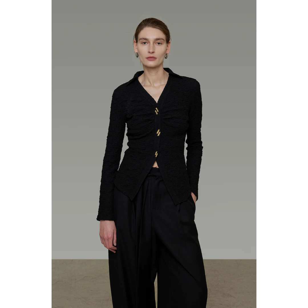 09.08上新【胸前褶皱 沉稳大气高级感】造型扣修身针织衫UQ25S057