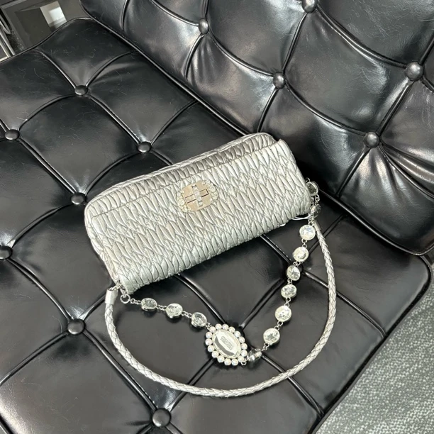 95新 MIU MIU/缪缪 银色宝石链单肩包jc