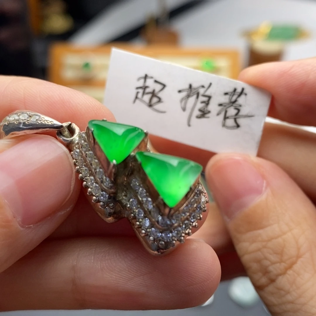 定制翡翠未镶嵌     起光木那绿 耳钉