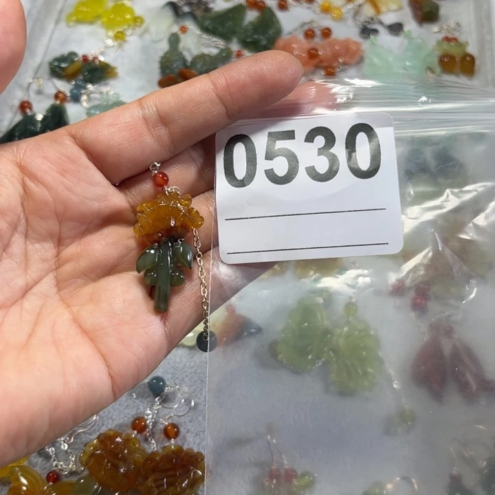 荣***店蛇纹石玉合金耳饰