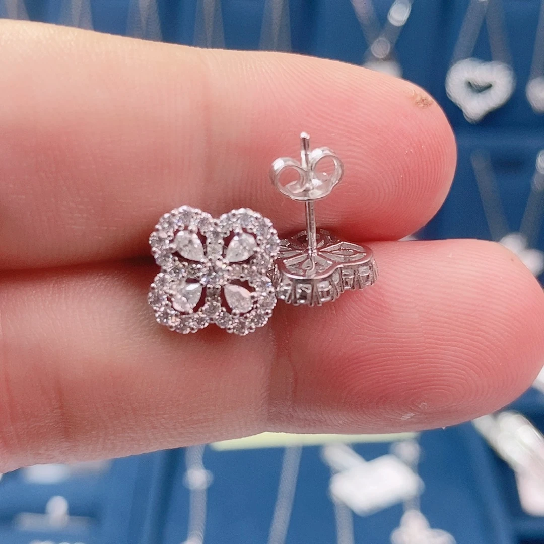 耳饰铂Pt950镶嵌合成碳硅石（莫桑石）