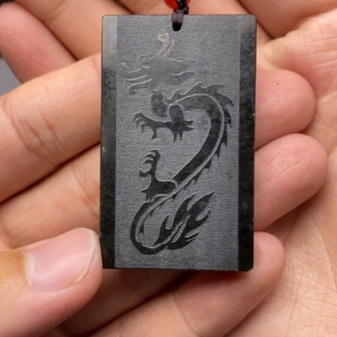 秦***子和田玉未镶嵌颈饰