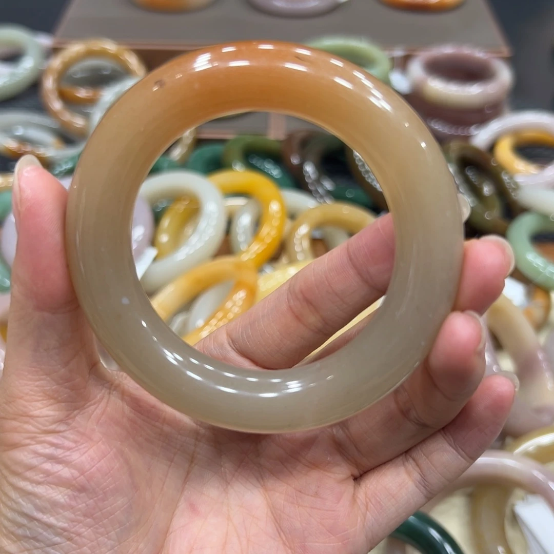 熬***酱石英质玉手镯未镶嵌