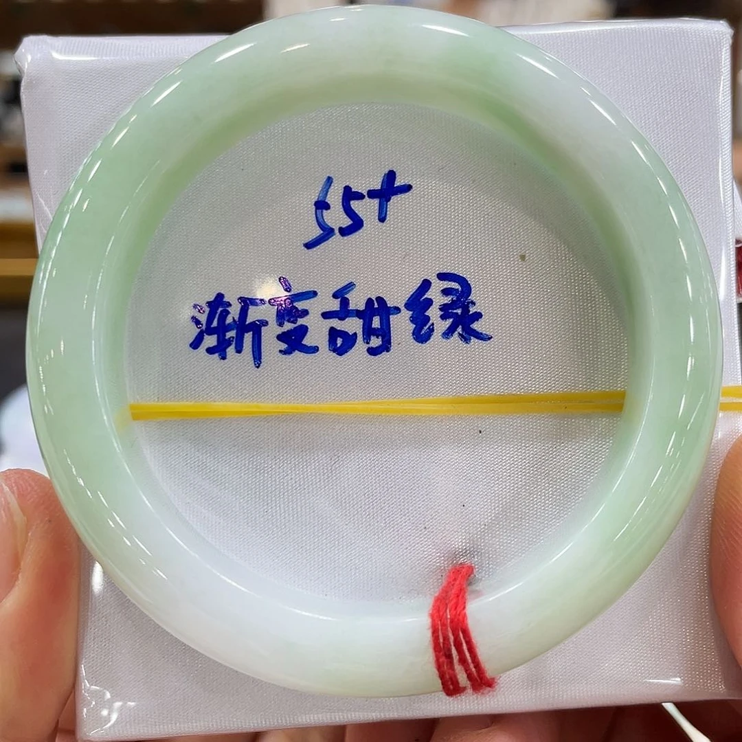 翡翠手镯未镶嵌翡翠手镯