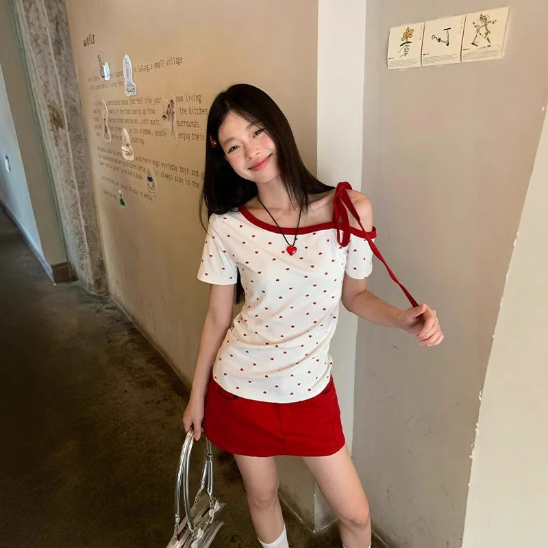 爱心印花白色斜肩短袖T恤女夏季新款绑带设计修身甜辣上衣女短款