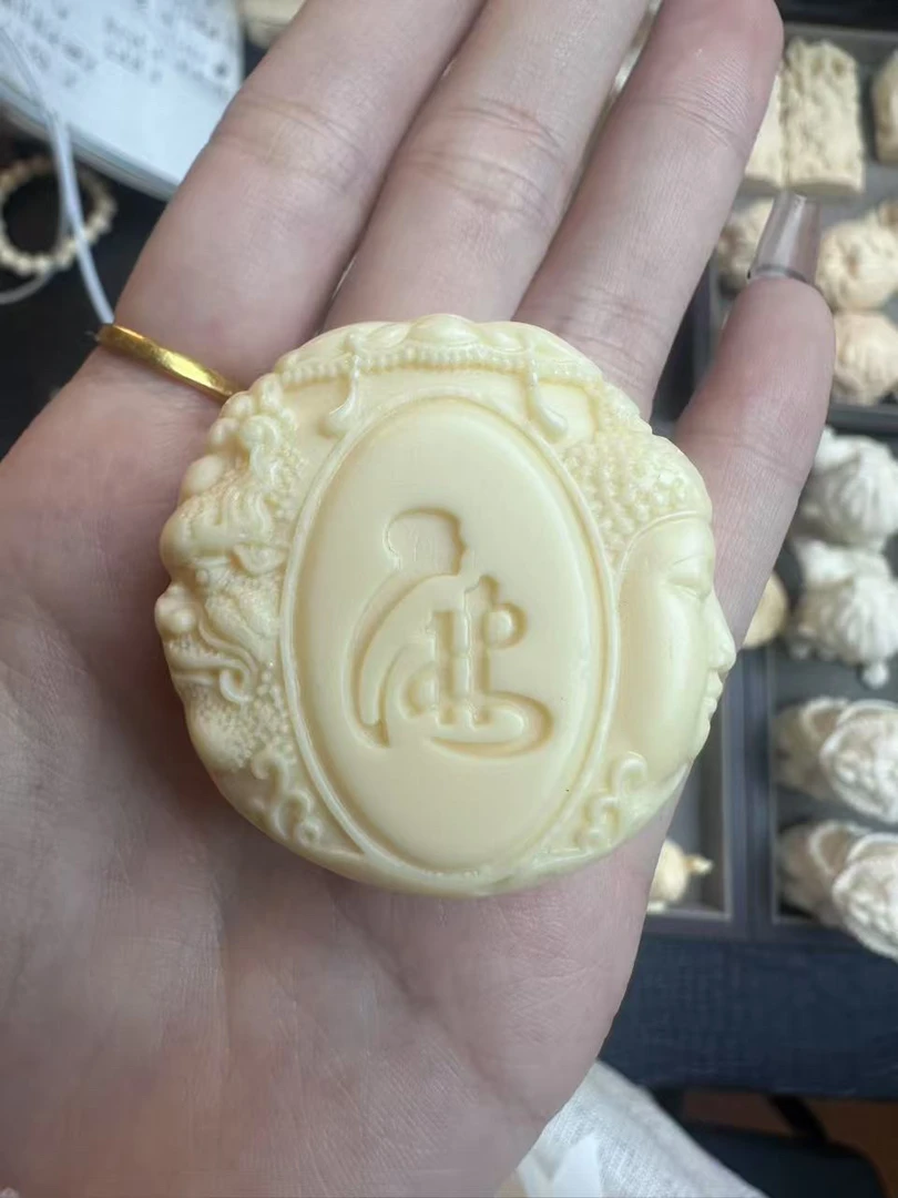 象牙果精雕一念之间平安扣。