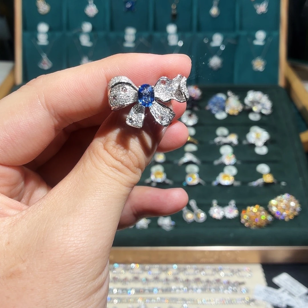 蓝宝石18K金镶嵌戒指