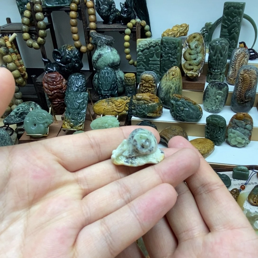 未镶嵌岫岩河磨玉（透闪石质玉）挂件