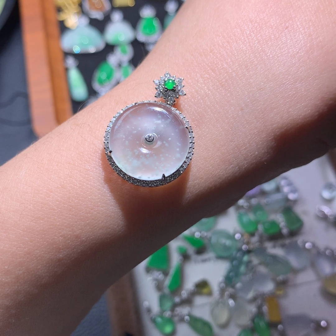 翡翠18K金镶嵌颈饰木纳雪花棉平安扣吊坠