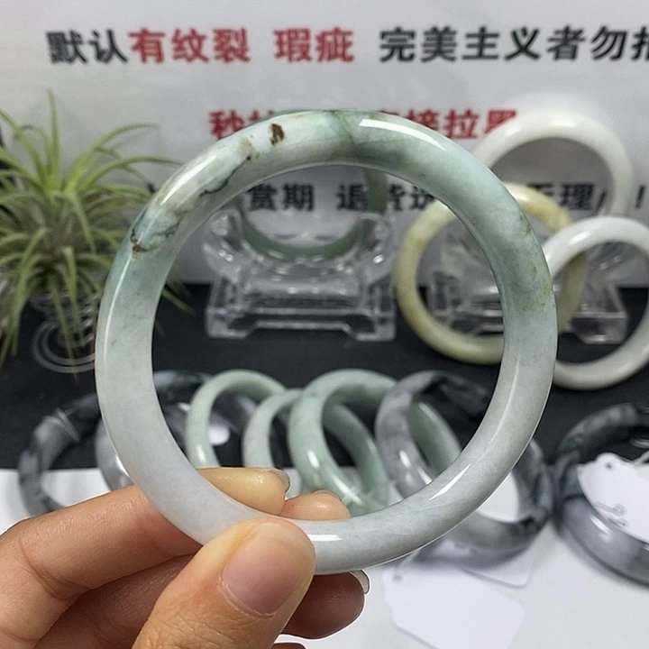 未镶嵌手镯翡翠37号。 58.2圈