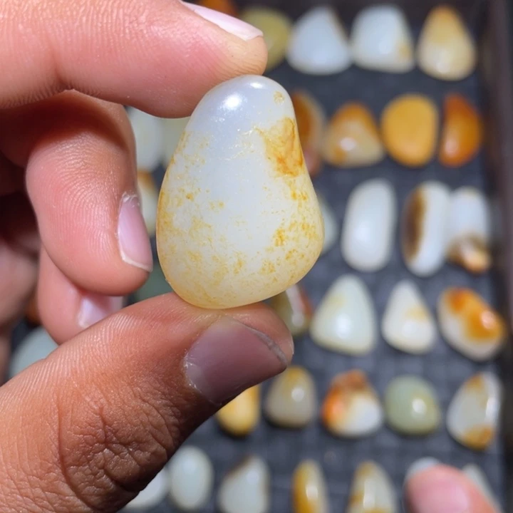 和田玉颈饰未镶嵌12克原籽无修