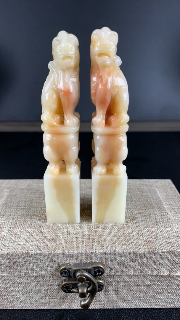 寿山芙蓉石对章，瑞兽呈祥。