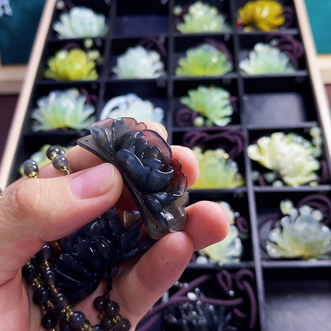 白***静未镶嵌蛇纹石玉颈饰