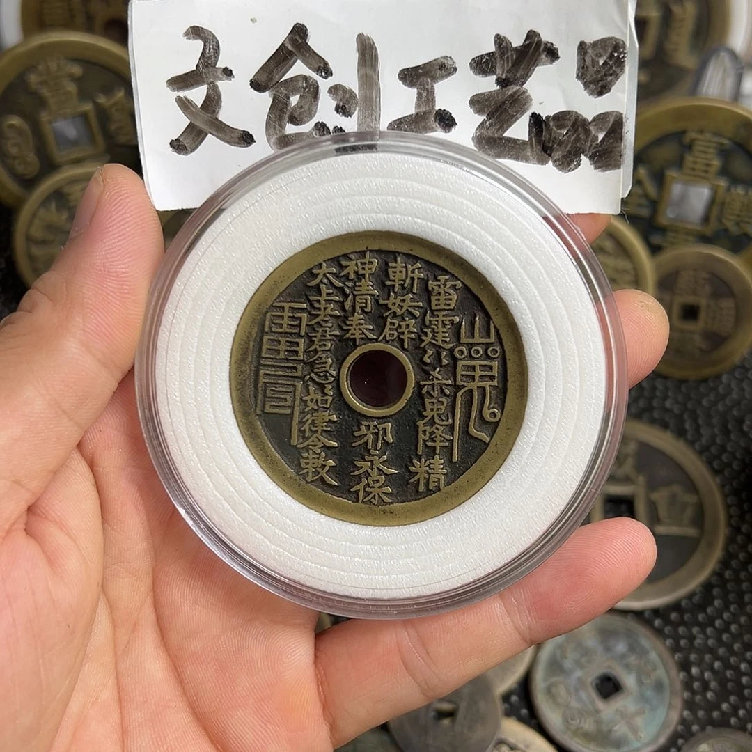 L***：现代文创工艺品