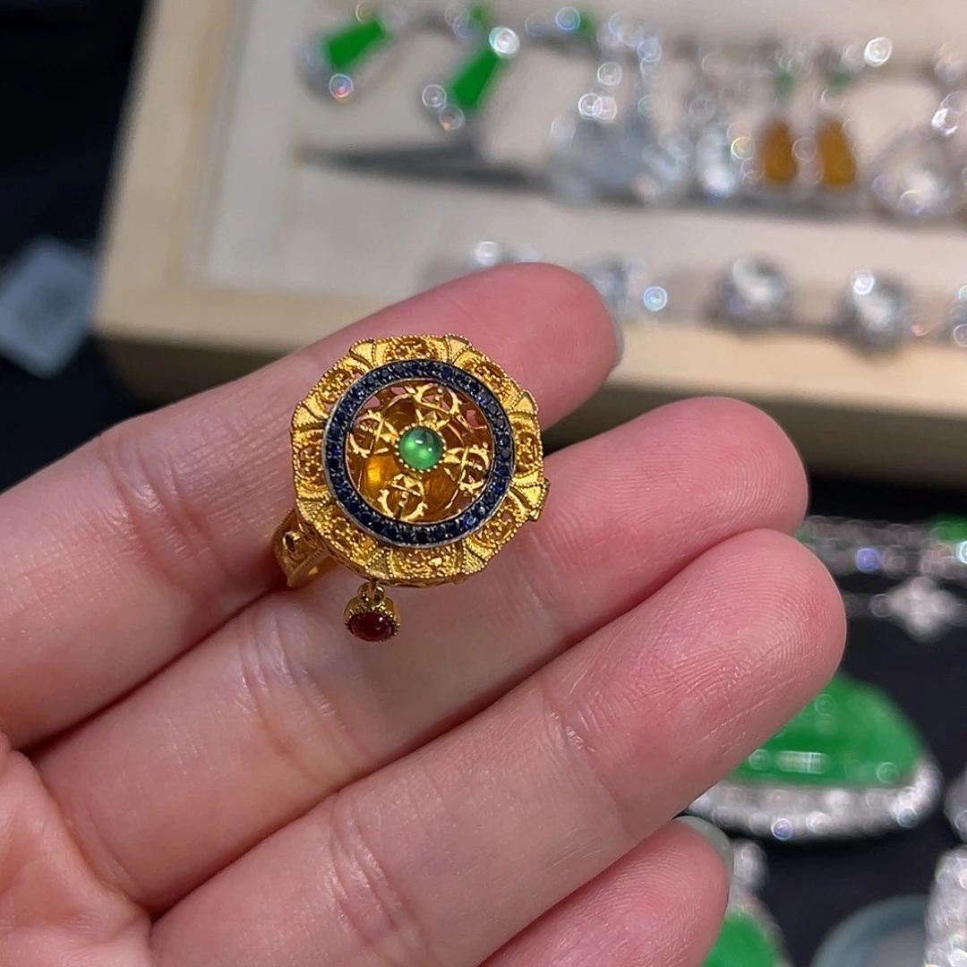 翡翠18K金镶嵌戒指黄翡财神爷