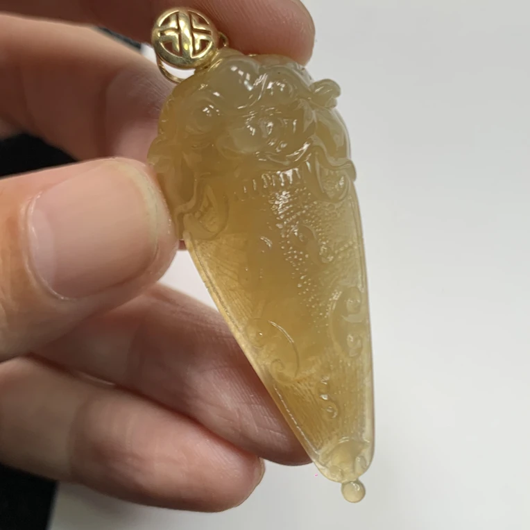 天然缅料a货翡翠18k扣头兽头满黄无事牌46.2×20.5×14.6mm