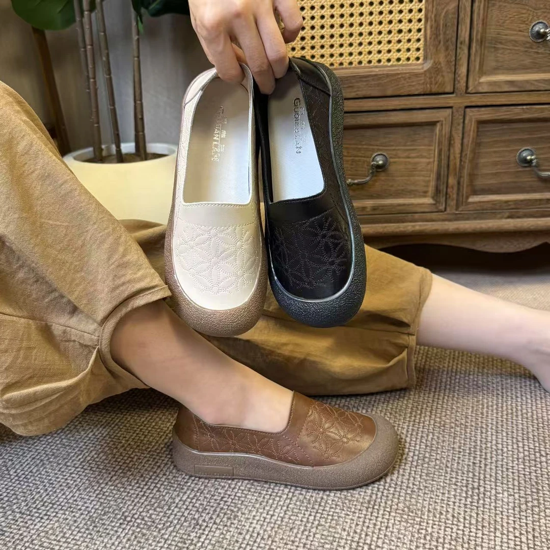 【新品M9】秋季新款轻便舒适绣花豆豆鞋妈妈鞋单鞋手工鞋9936