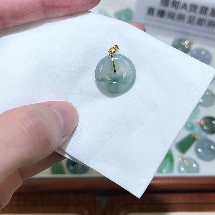 翡翠18K金镶嵌颈饰飘花扣子