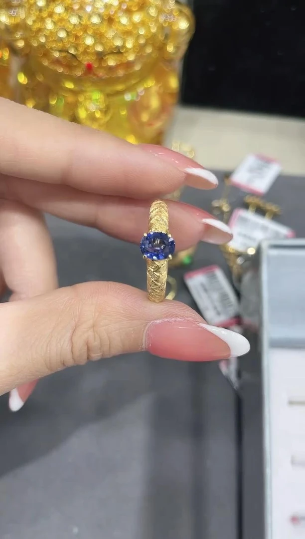 18K金镶嵌蓝宝石戒指