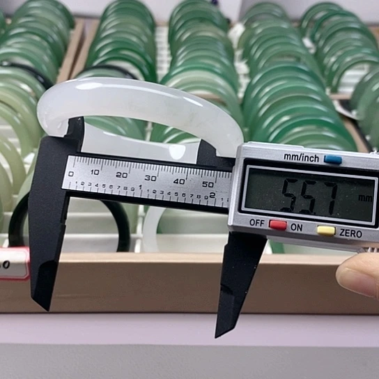 东陵石未镶嵌手镯